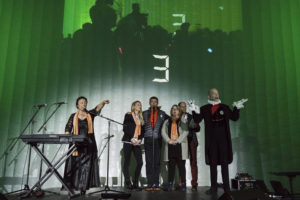 Inauguration du LUDyLAB à Chambretaud en Vendée : cofondateurs du LUDyLAB (Claire, Jean-Michel et Pascale Mousset & François Routhiau) avec Odile Amossé et Calixtre de Nigremont et le décompte en fond (3)