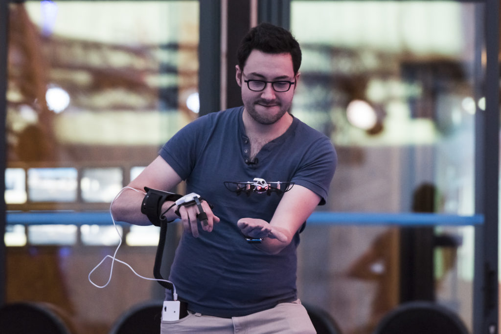 Inauguration du LUDyLAB à Chambretaud en Vendée : pilotage de drone avec le gant connecté de PULSIT par le youtubeur Jojol