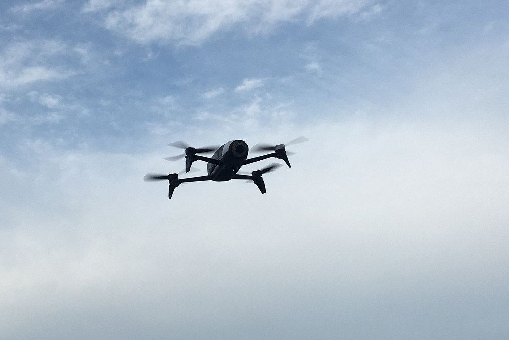 Drone dans un ciel nuageux