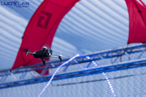 Drone volant dans la volière de l'espace Drone Indoor du LUDyLAB à 5 minutes du Puy du Fou en Vendée