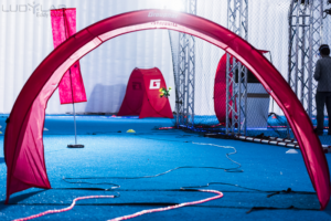Espace Drone Indoor du LUDyLAB en Vendée : volière avec portes rouges pour une course de drone en intérieur